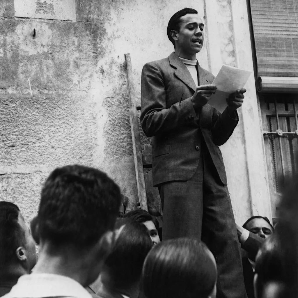 Miguel Hernández, declamando su elegía a Ramón Sijé frente a una multitud, en Orihuela, Alicante, España.